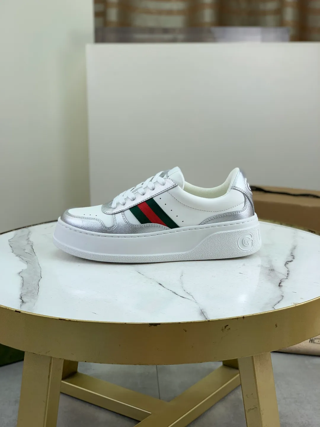 Men's shoes 💰P600 new GUCCI high version 🆕New series, 👫couple biscuit shoes, thick-soled sneakers, these are really comfortable, super light, comfortable and versatile, 👍a must-have item, this item is full of fun retro flavor. G’s new series continues to seek inspiration from daily life in other eras and incorporates the essence of current design to create refreshing designs. This sneaker is made of GG printed canvas and decorated with the classic double G monogram pattern, highlighting the profound connotation of the brand logo. GG printed embossed leather, glossy leather details, 5cm taller, instantly enhances your aura when worn! (With a complete set of packaging bags) Airplane box Size: 35-45